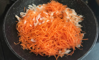 Обжаривание моркови и лука