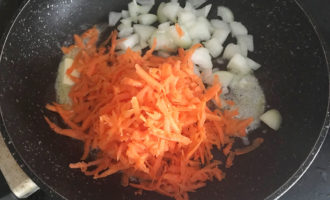 Обжаривание лука и моркови