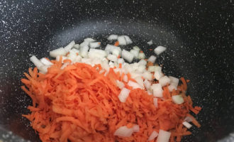 Обжаривание лука и моркови