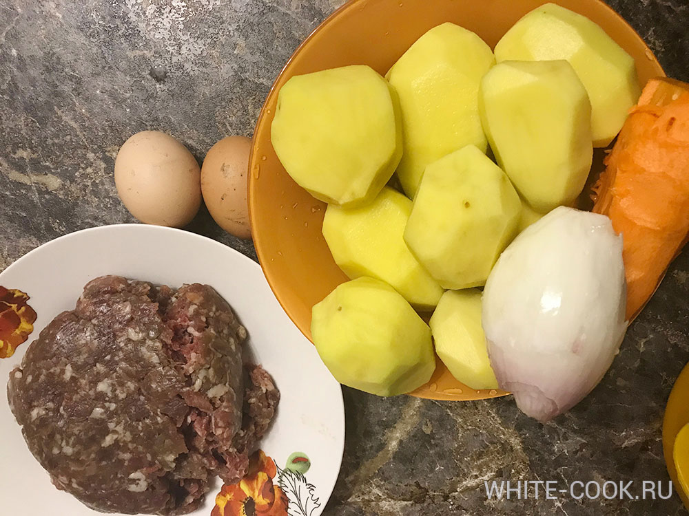 Картофельная бабка (кугелис) с фаршем в горшочках