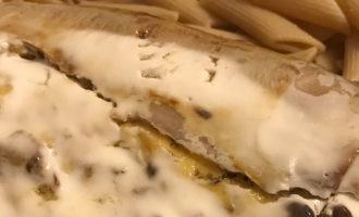 Скумбрия, фаршированная сыром и орехами
