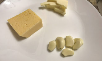 Сыр, сливочное масло и чеснок
