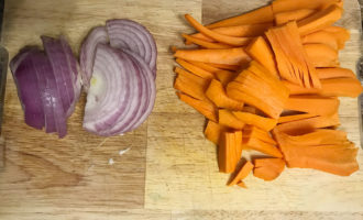 Нарезанные морковь и лук