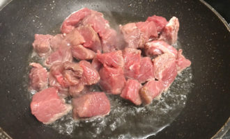 Тушение мяса на сковороде