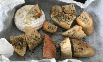 Запечённый сыр Камамбер с хлебом