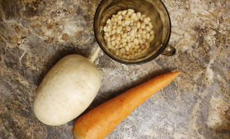 Белая редька, морковь и орехи