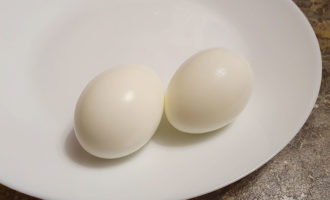 Варёные яйца для салата