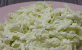 Салат из зелёной редьки с яйцом