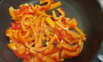 Морковь и перец на сковороде