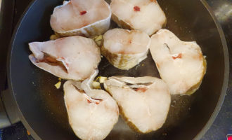 Тушёная рыба на сковороде